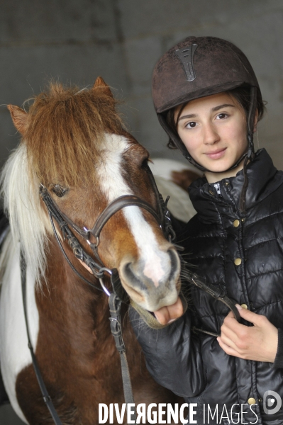 L enfant et les animaux : chevaux et poneys.