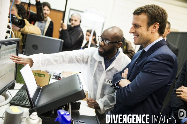 Le candidat du mouvement En Marche Emmanuel MACRON visite le site de l  APF ENTREPRISE 93, entreprise de travail protégé de l Association des Paralysés de France.