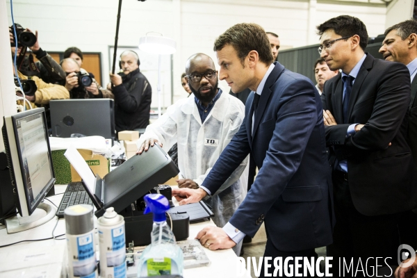 Le candidat du mouvement En Marche Emmanuel MACRON visite le site de l  APF ENTREPRISE 93, entreprise de travail protégé de l Association des Paralysés de France.