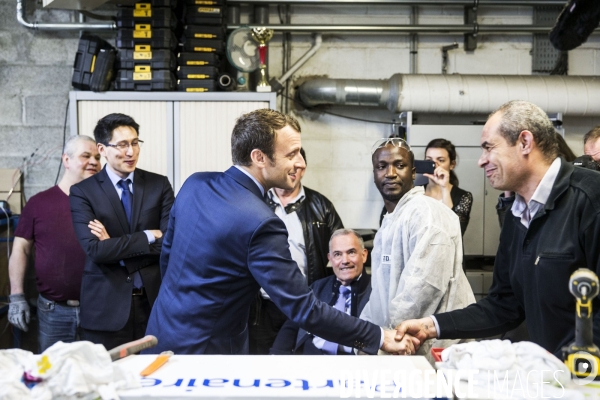 Le candidat du mouvement En Marche Emmanuel MACRON visite le site de l  APF ENTREPRISE 93, entreprise de travail protégé de l Association des Paralysés de France.