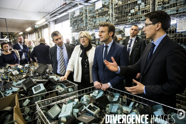 Le candidat du mouvement En Marche Emmanuel MACRON visite le site de l  APF ENTREPRISE 93, entreprise de travail protégé de l Association des Paralysés de France.