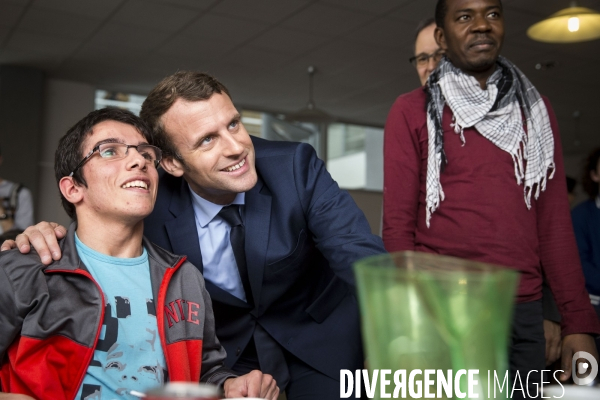 Le candidat du mouvement En Marche Emmanuel MACRON visite le site de l  APF ENTREPRISE 93, entreprise de travail protégé de l Association des Paralysés de France.
