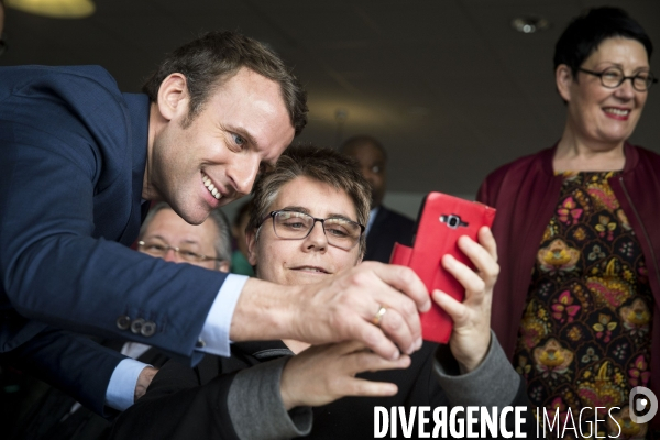 Le candidat du mouvement En Marche Emmanuel MACRON visite le site de l  APF ENTREPRISE 93, entreprise de travail protégé de l Association des Paralysés de France.