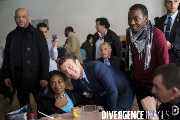 Le candidat du mouvement En Marche Emmanuel MACRON visite le site de l  APF ENTREPRISE 93, entreprise de travail protégé de l Association des Paralysés de France.