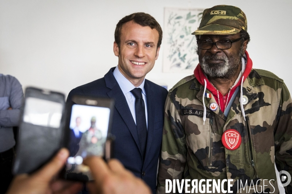 Le candidat du mouvement En Marche Emmanuel MACRON visite le site de l  APF ENTREPRISE 93, entreprise de travail protégé de l Association des Paralysés de France.