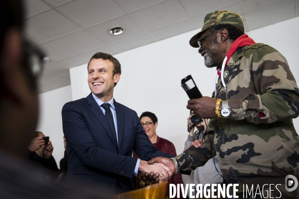 Le candidat du mouvement En Marche Emmanuel MACRON visite le site de l  APF ENTREPRISE 93, entreprise de travail protégé de l Association des Paralysés de France.