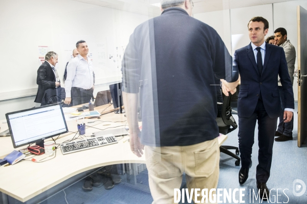 Le candidat du mouvement En Marche Emmanuel MACRON visite le site de l  APF ENTREPRISE 93, entreprise de travail protégé de l Association des Paralysés de France.