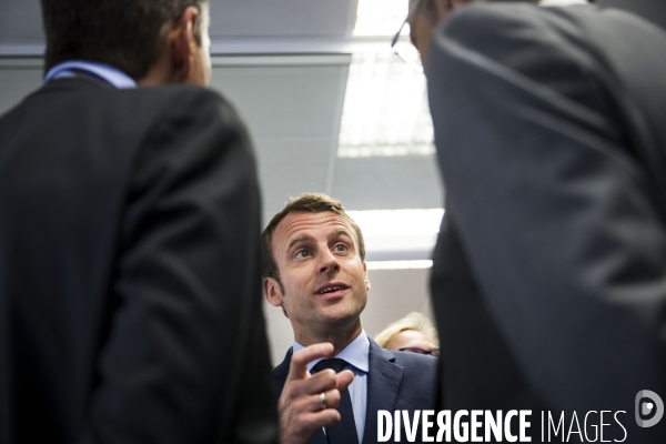 Le candidat du mouvement En Marche Emmanuel MACRON visite le site de l  APF ENTREPRISE 93, entreprise de travail protégé de l Association des Paralysés de France.