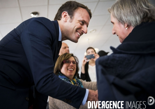 Le candidat du mouvement En Marche Emmanuel MACRON visite le site de l  APF ENTREPRISE 93, entreprise de travail protégé de l Association des Paralysés de France.