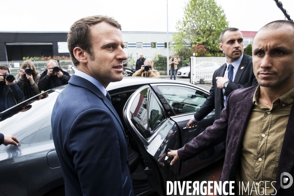 Le candidat du mouvement En Marche Emmanuel MACRON visite le site de l  APF ENTREPRISE 93, entreprise de travail protégé de l Association des Paralysés de France.