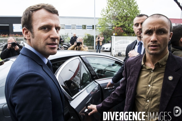 Le candidat du mouvement En Marche Emmanuel MACRON visite le site de l  APF ENTREPRISE 93, entreprise de travail protégé de l Association des Paralysés de France.