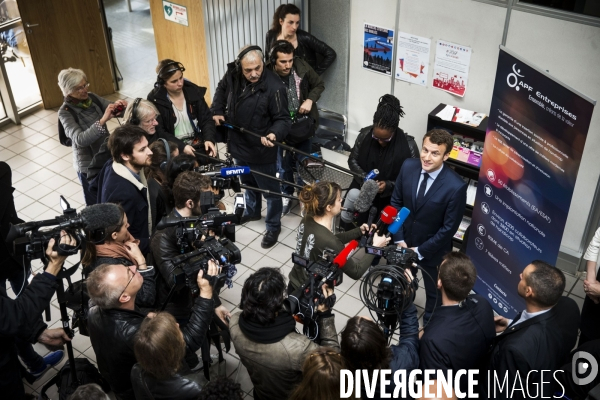 Le candidat du mouvement En Marche Emmanuel MACRON visite le site de l  APF ENTREPRISE 93, entreprise de travail protégé de l Association des Paralysés de France.