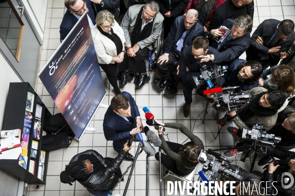 Le candidat du mouvement En Marche Emmanuel MACRON visite le site de l  APF ENTREPRISE 93, entreprise de travail protégé de l Association des Paralysés de France.