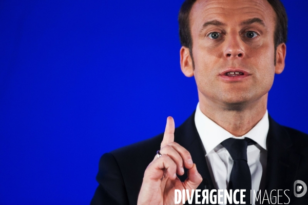 Série de portraits du candidat du mouvement En Marche Emmanuel MACRON devant les associations Ultramarines de l hexagone.