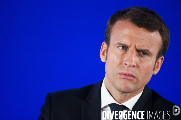 Série de portraits du candidat du mouvement En Marche Emmanuel MACRON devant les associations Ultramarines de l hexagone.