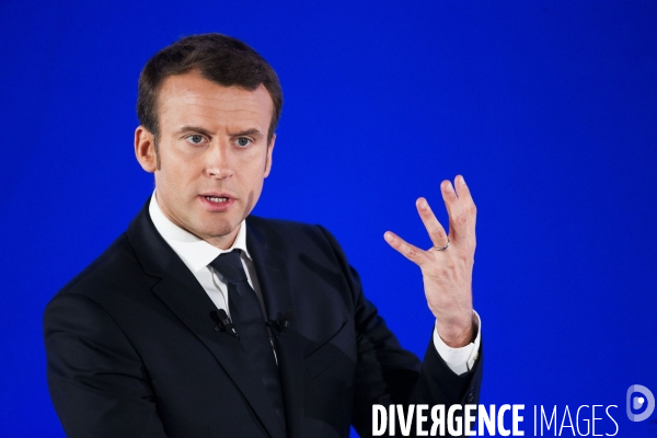 Série de portraits du candidat du mouvement En Marche Emmanuel MACRON devant les associations Ultramarines de l hexagone.