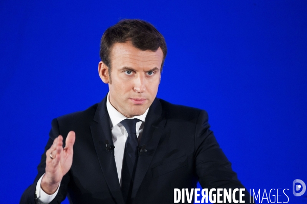 Série de portraits du candidat du mouvement En Marche Emmanuel MACRON devant les associations Ultramarines de l hexagone.