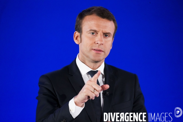 Série de portraits du candidat du mouvement En Marche Emmanuel MACRON devant les associations Ultramarines de l hexagone.