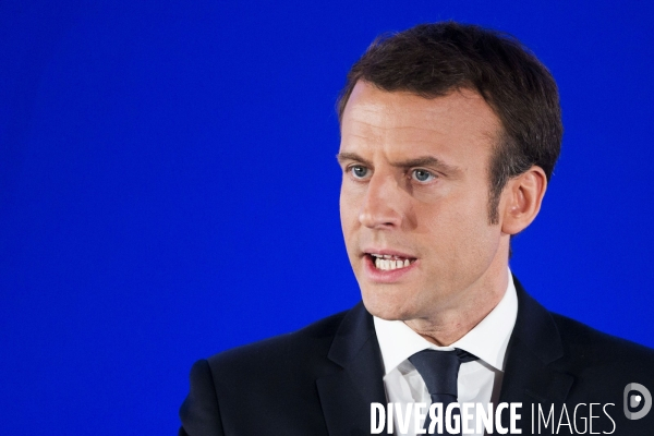 Série de portraits du candidat du mouvement En Marche Emmanuel MACRON devant les associations Ultramarines de l hexagone.