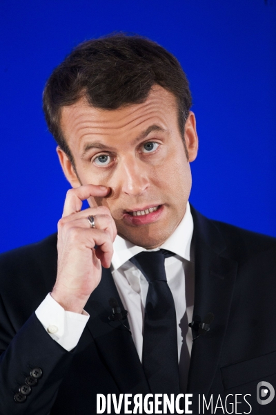 Série de portraits du candidat du mouvement En Marche Emmanuel MACRON devant les associations Ultramarines de l hexagone.