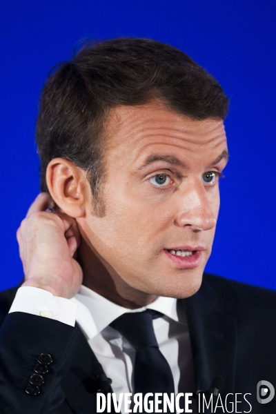 Série de portraits du candidat du mouvement En Marche Emmanuel MACRON devant les associations Ultramarines de l hexagone.