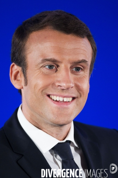 Série de portraits du candidat du mouvement En Marche Emmanuel MACRON devant les associations Ultramarines de l hexagone.