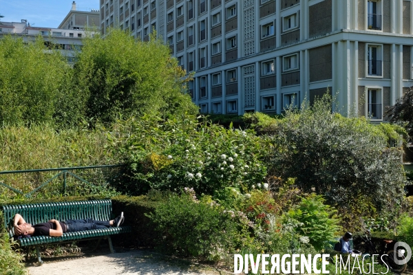 Sieste sur un banc a la coulee verte Rene Dumont, une high line parisienne
