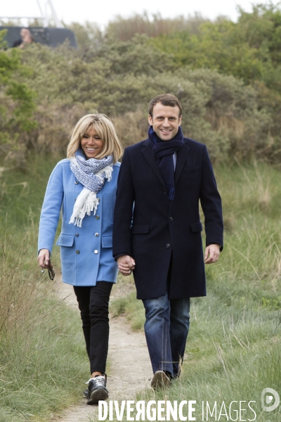 Emmanuel MACRON et son épouse Brigitte TROGNEUX-MACRON posent pour les photographes au Touquet.