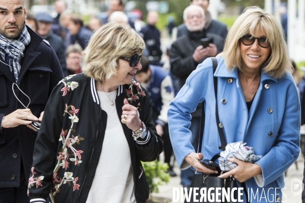 Brigitte MACRON et Michele (Mimi ) MARCHAND dans les rues du Touquet.