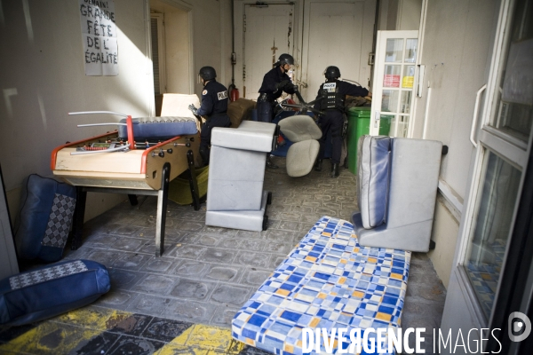 Exclusif - Expulsion (vu de l intérieur) du squat  Cité U Montparnasse 