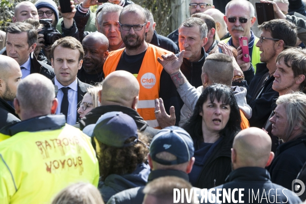 Emmanuel MACRON face aux salariés de Whirlpool devant leur usine d Amiens.