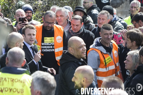 Emmanuel MACRON face aux salariés de Whirlpool devant leur usine d Amiens.