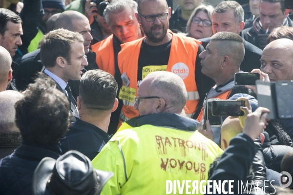 Emmanuel MACRON face aux salariés de Whirlpool devant leur usine d Amiens.