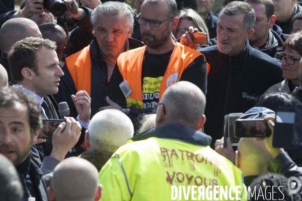 Emmanuel MACRON face aux salariés de Whirlpool devant leur usine d Amiens.
