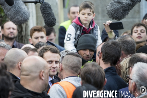 Emmanuel MACRON face aux salariés de Whirlpool devant leur usine d Amiens.