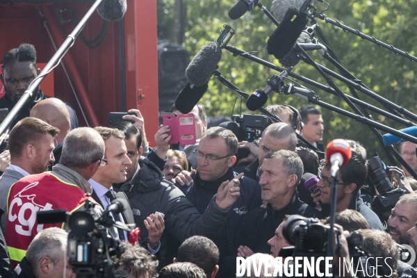 Emmanuel MACRON face aux salariés de Whirlpool devant leur usine d Amiens.