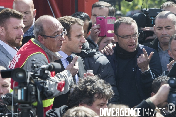 Emmanuel MACRON face aux salariés de Whirlpool devant leur usine d Amiens.
