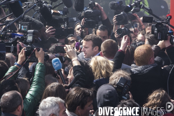 Emmanuel MACRON face aux salariés de Whirlpool devant leur usine d Amiens.