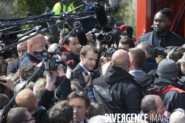 Emmanuel MACRON face aux salariés de Whirlpool devant leur usine d Amiens.