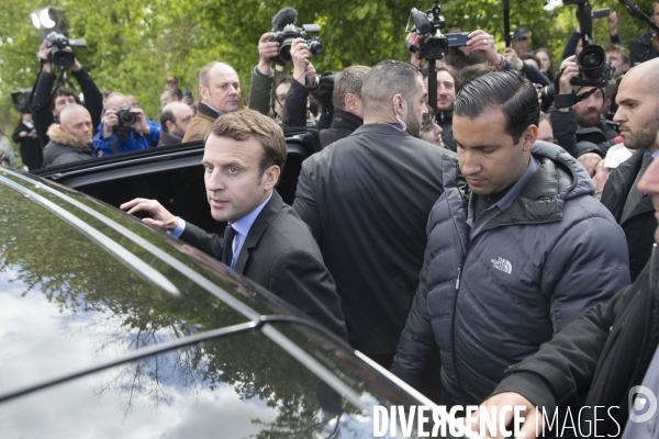 Emmanuel MACRON face aux salariés de Whirlpool devant leur usine d Amiens.