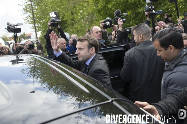 Emmanuel MACRON face aux salariés de Whirlpool devant leur usine d Amiens.