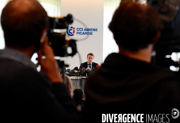 Emmanuel Macron rencontre les salariés de Whirlpool