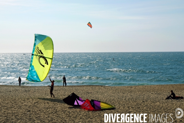 Illustration Avril2017.Kite surfeurs sur la plage de Biarritz