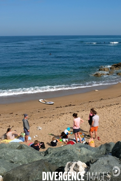 Illustration Avril2017.Des jeunes parents avec leurs enfants sur la plage