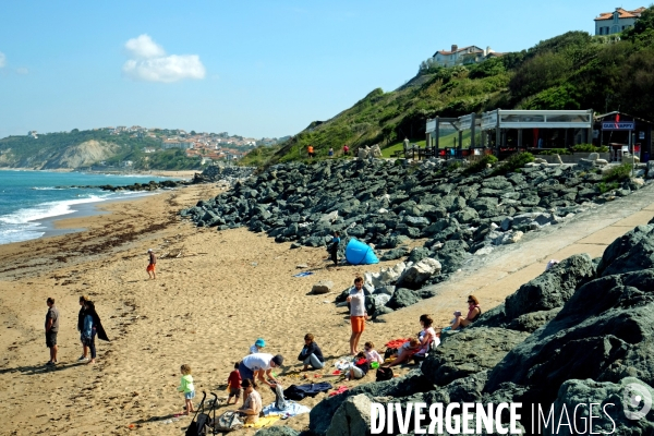 Illustration Avril2017.Des jeunes parents et leurs enfants sur la plage de Guethary