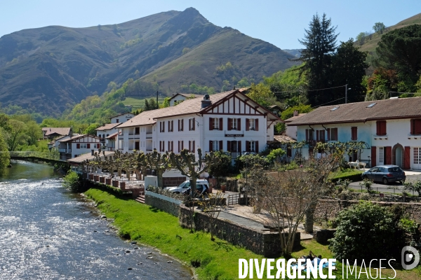 Illustration Avril2017.Au pays basque,cote montagne, un couple prend le soleil sur la rive d une riviere