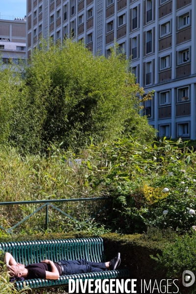 Illustration Avril2017.Dans la cour interieure des Immeubles du nouveau quartier du Trapeze, une femme assise sur un banc telephone