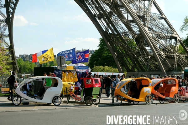 Illustration Avril2017.Tuk Tuks au pied de la tour Eiffel