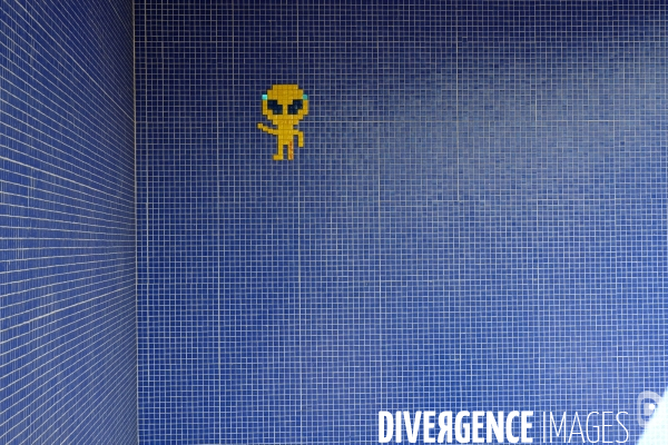 Illustration Avril2017.Invader jaune sur fond bleu