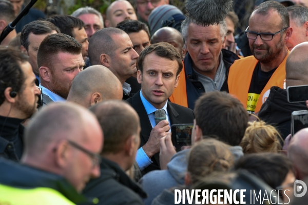 Emmanuel Macron avec les salariés de Whirlpool